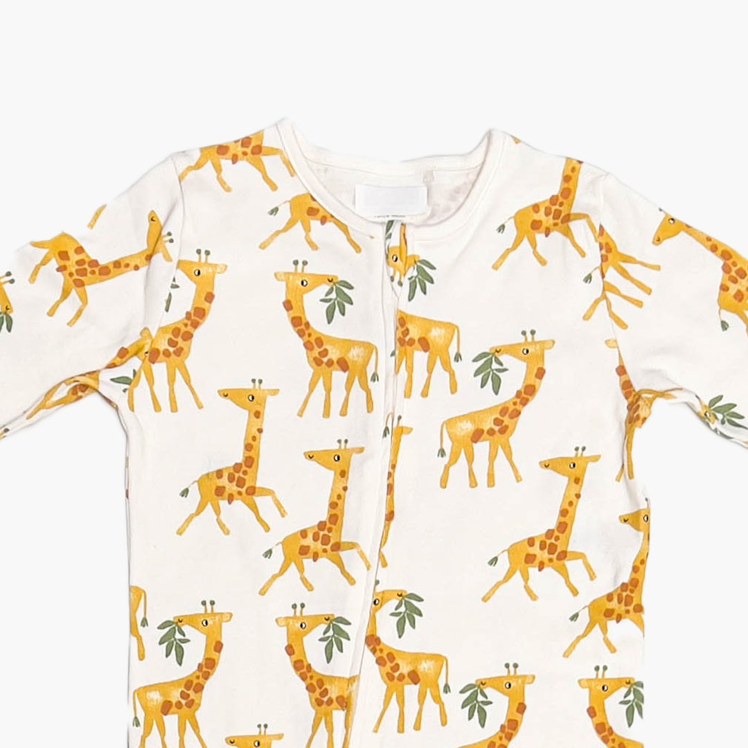 GIRAFFE PATTERNED SLEEPSUIT