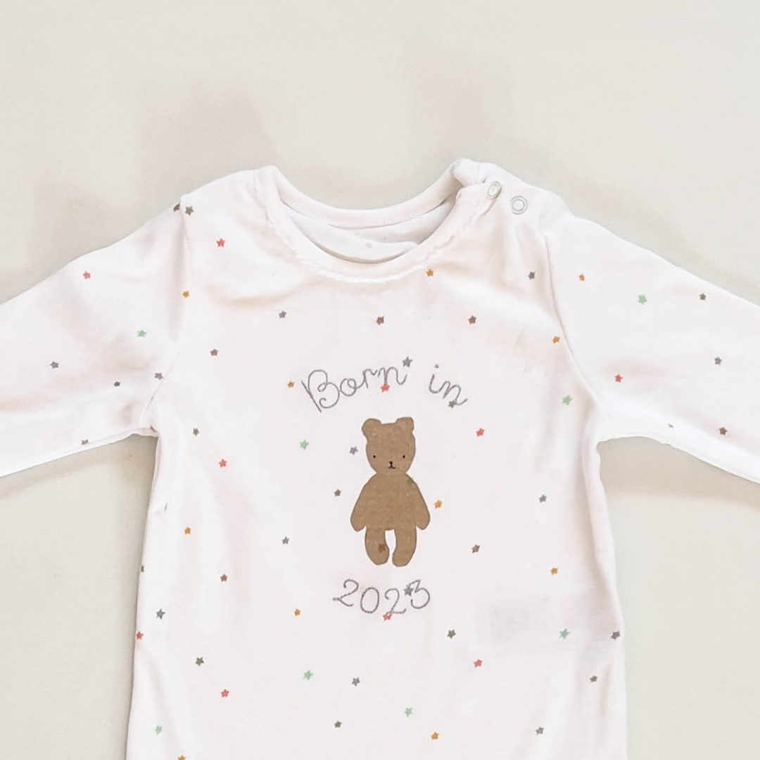 WHITE START PATTERNED SLEEPSUIT