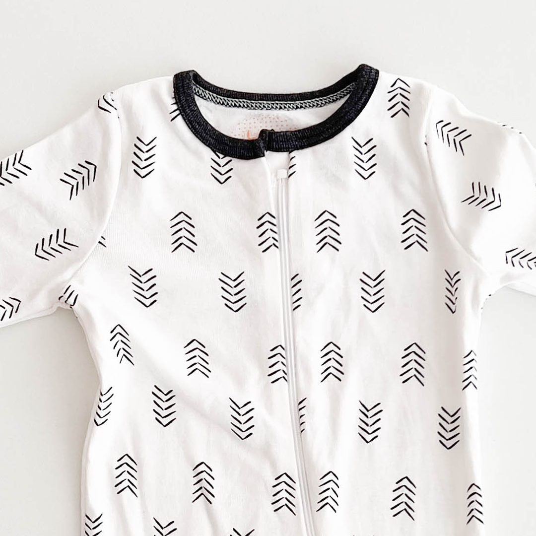 BLACK AND WHITE PRINTED SLEEPSUIT