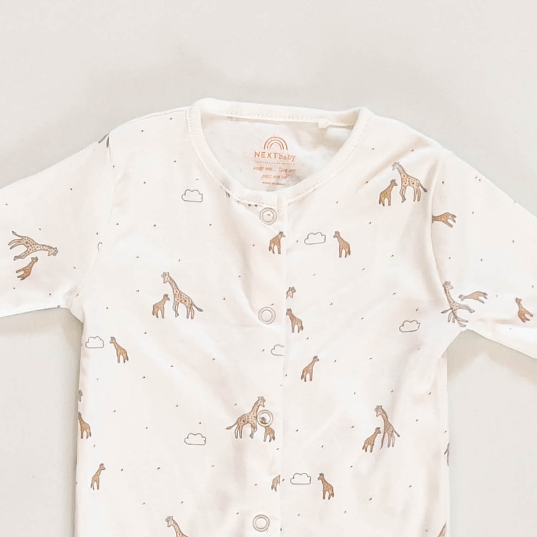 WHITE GIRAFFE PATTERNED SLEEPSUIT