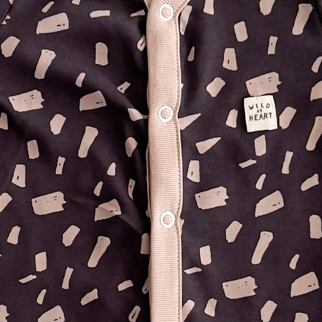 BLACK AND BEIGE PATTERNED SLEEPSUIT
