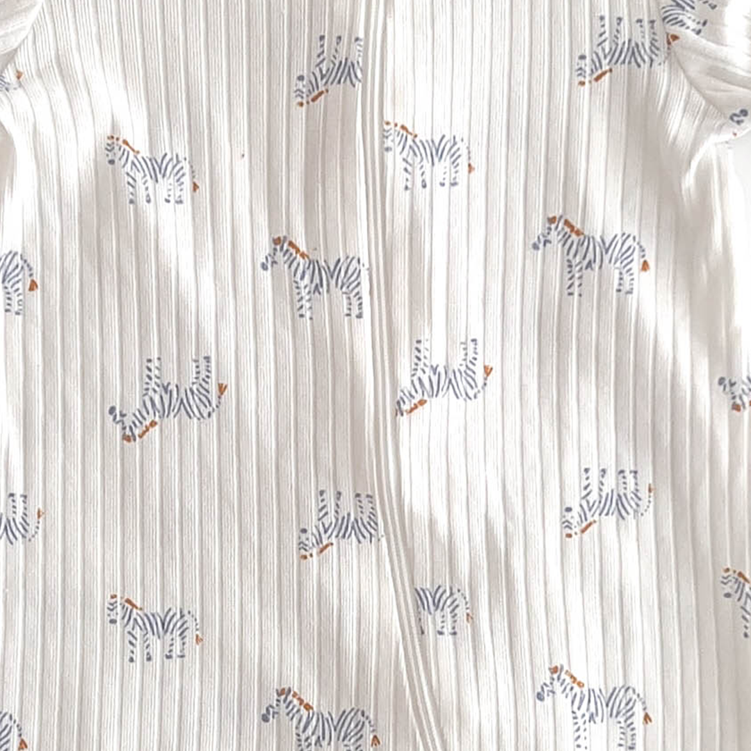 ZEBRA PATTERNED RIBBED WHITE SLEEPSUIT