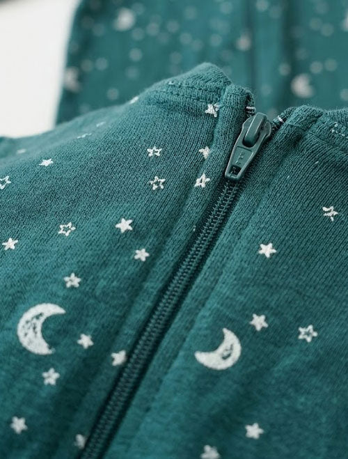 Green star printed zipper sleepsuit