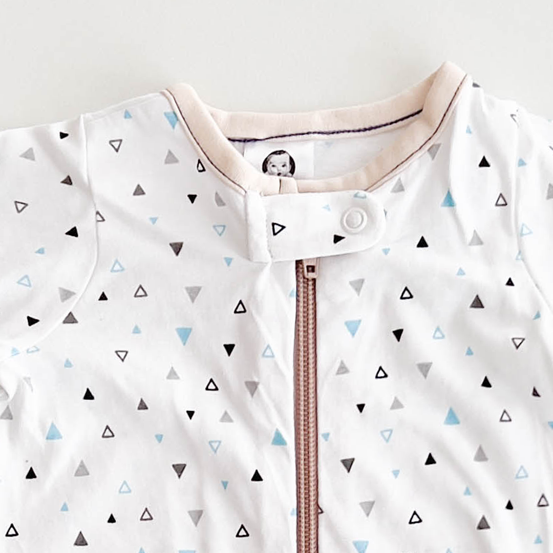 TRIANGULAR PRINTED SLEEPSUIT