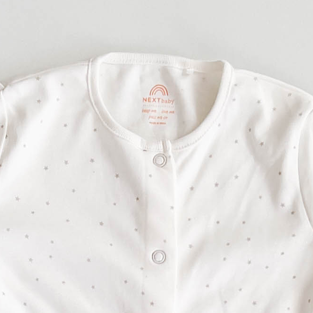 WHITE STAR PATTERNED SLEEPSUIT