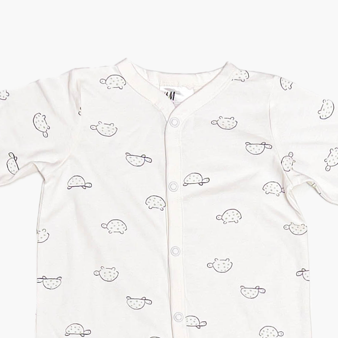 WHITE TURTLE PATTERNED SLEEPSUIT