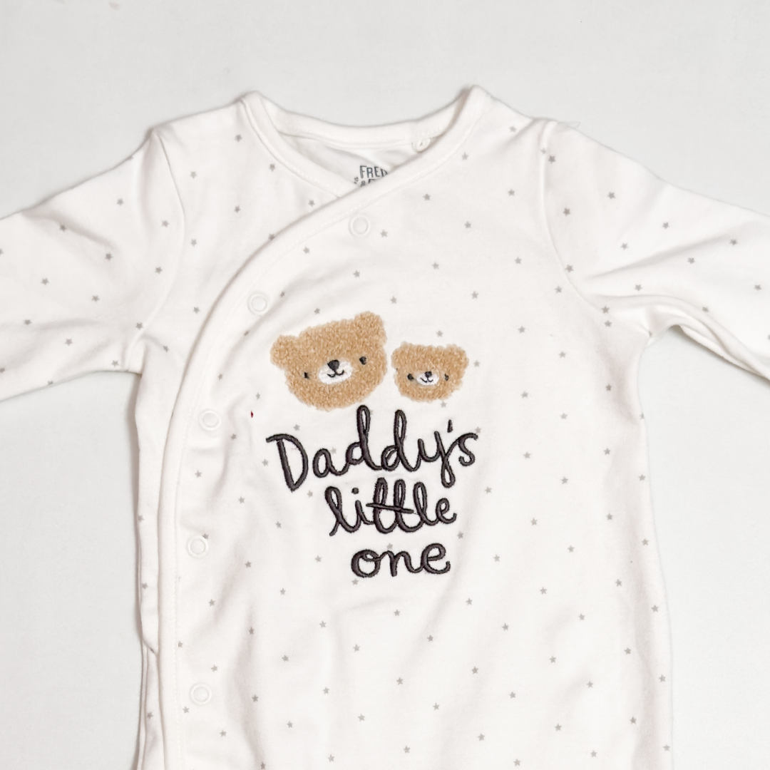 BEAR WHITE STAR PRINTED SLEEPSUIT
