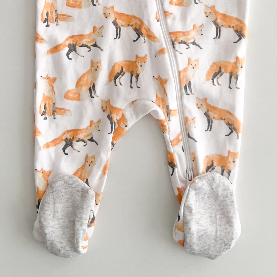 DEXTER FOX PATTERNED SLEEPSUIT