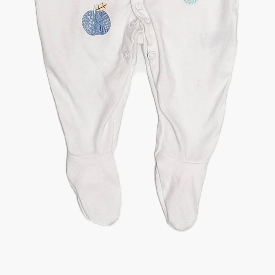 WHITE PATTERNED SLEEPSUIT
