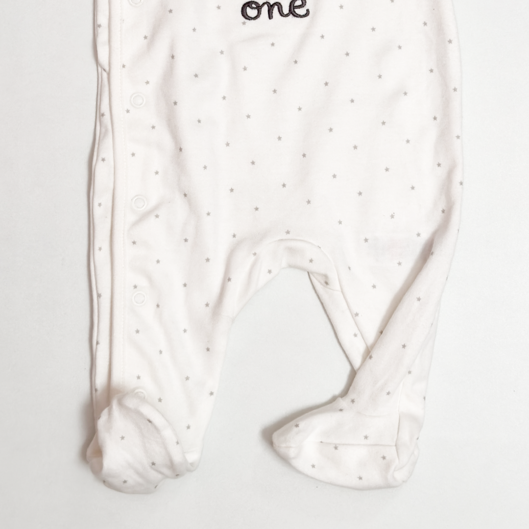 BEAR WHITE STAR PRINTED SLEEPSUIT
