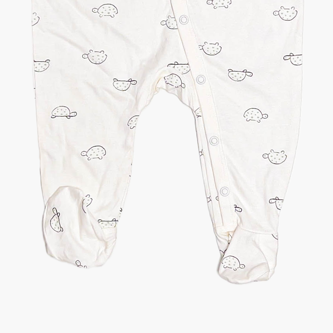 WHITE TURTLE PATTERNED SLEEPSUIT