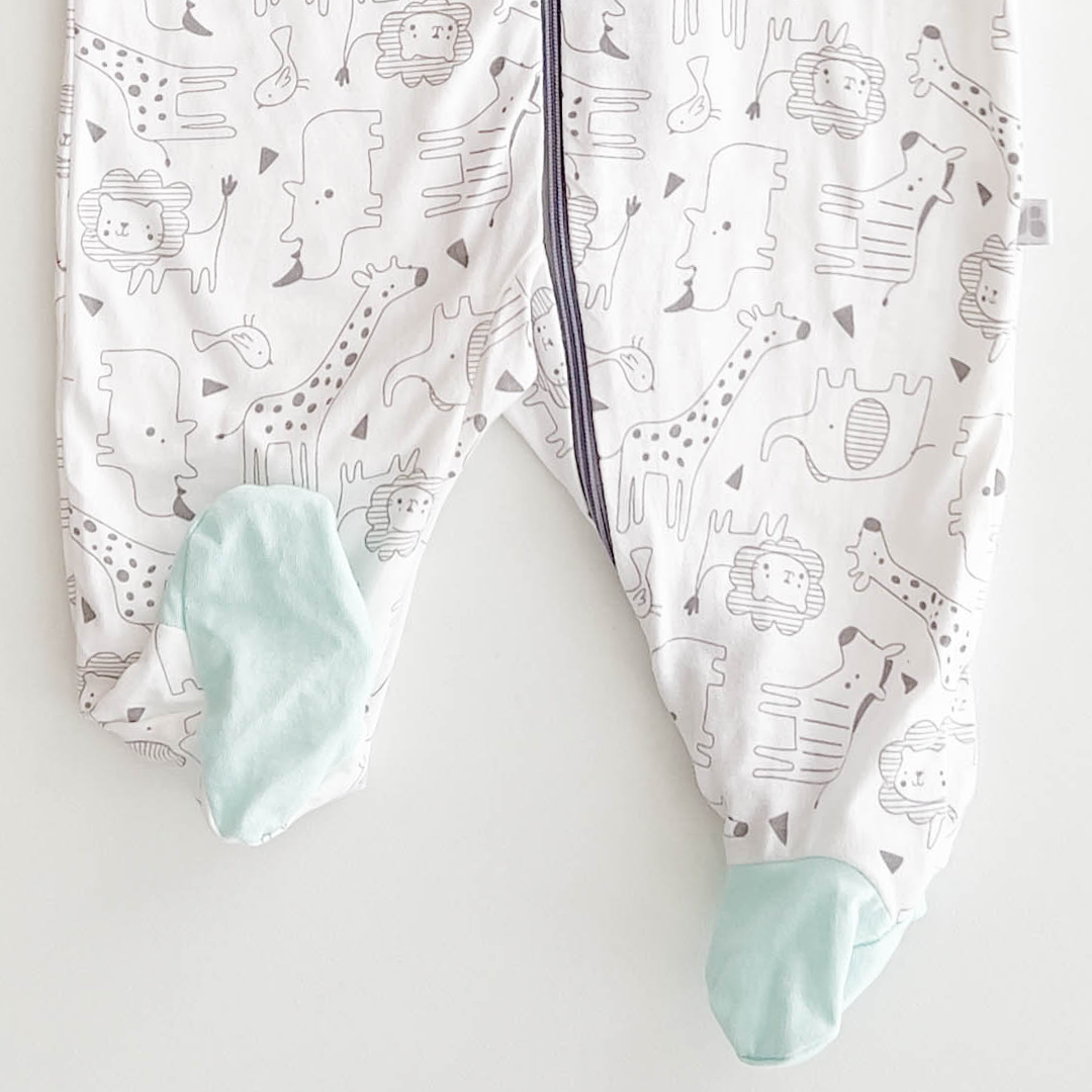 WHITE ANIMAL PRINTED SLEEPSUIT