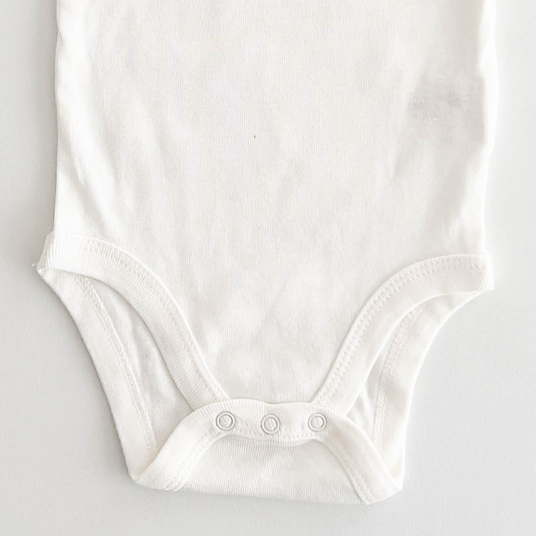 SATURDAY PRINT WHITE ONESIE