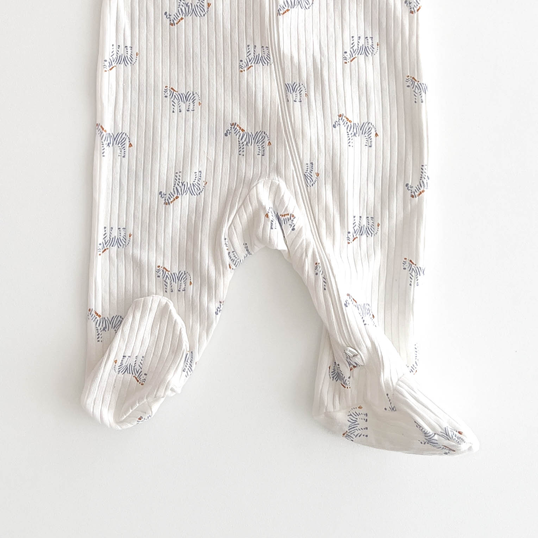 ZEBRA PATTERNED RIBBED WHITE SLEEPSUIT