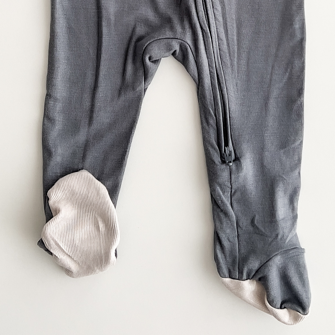 GREY PLAIN SLEEPSUIT