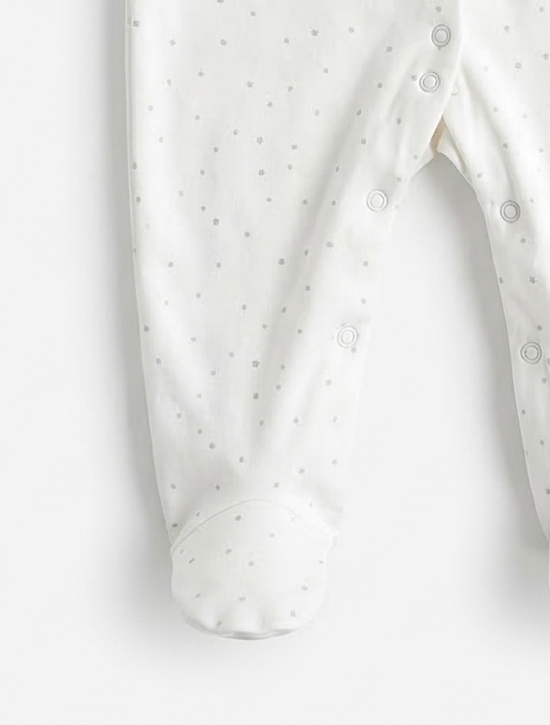 WHITE STAR PATTERNED SLEEPSUIT