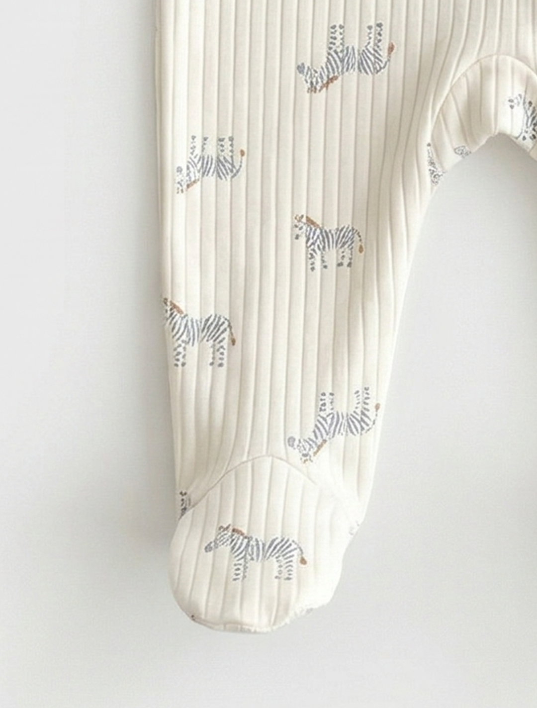 ZEBRA PATTERNED RIBBED WHITE SLEEPSUIT