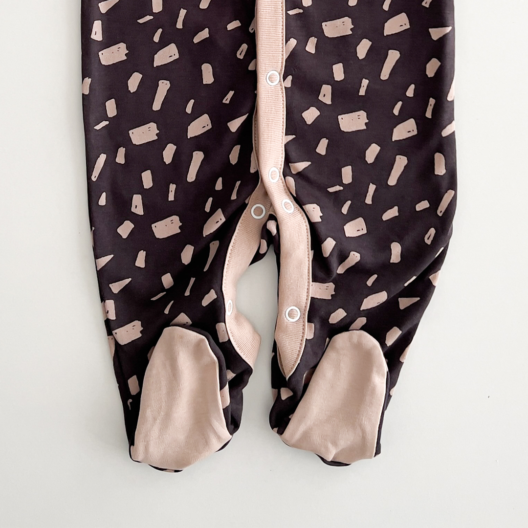 BLACK AND BEIGE PATTERNED SLEEPSUIT