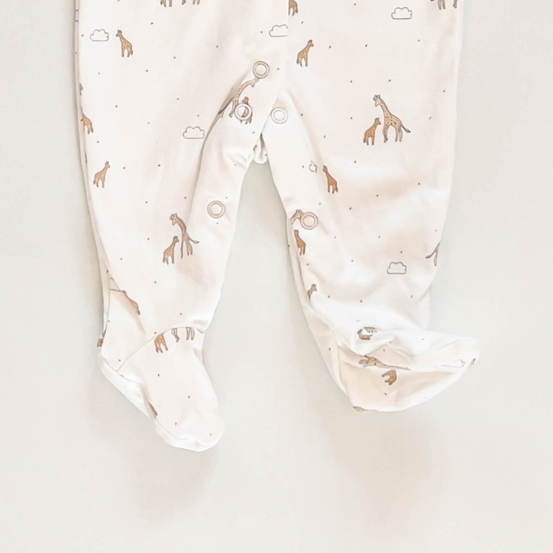 WHITE GIRAFFE PATTERNED SLEEPSUIT
