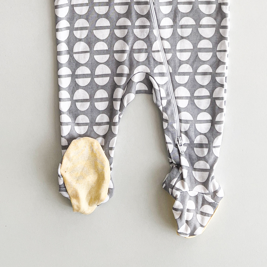 GRAY WITH WHITE CIRCLES SLEEPSUIT