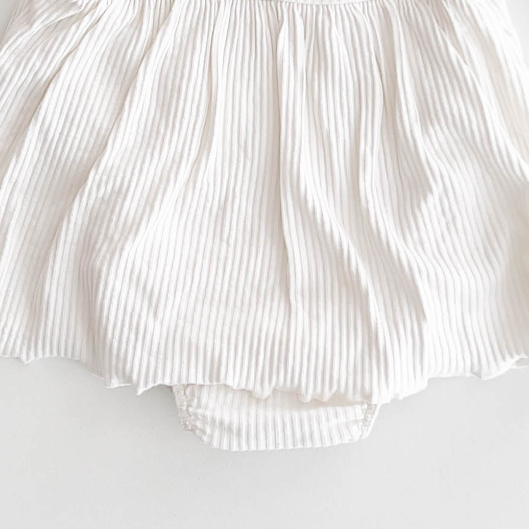 WHITE RIBBED FRILLED FORCK