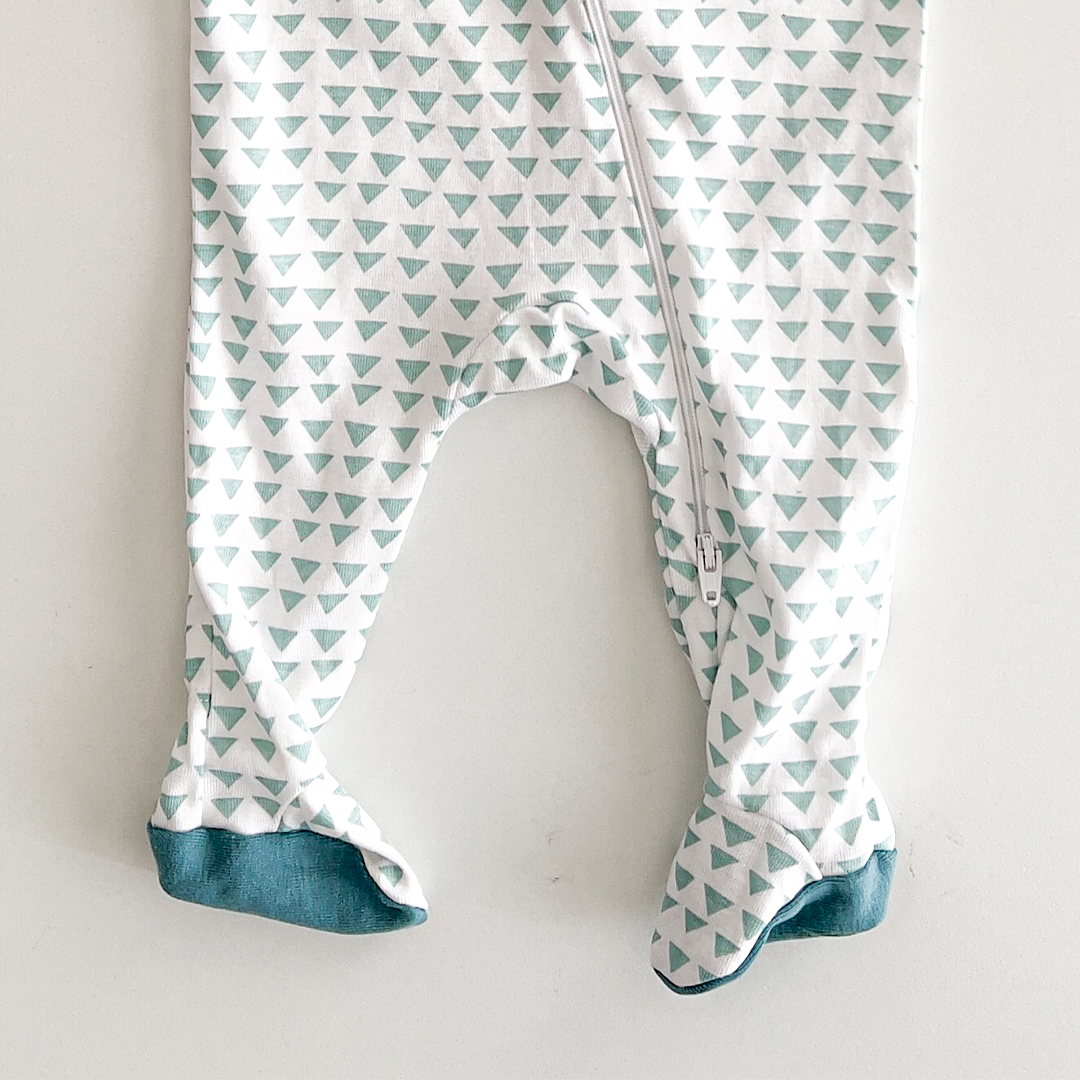 TRIANGLE PRINTED SLEEPSUIT