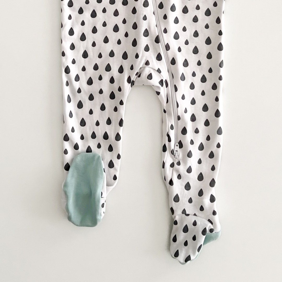 BLACK DROPLET PRINTED WHITE SLEEPSUIT