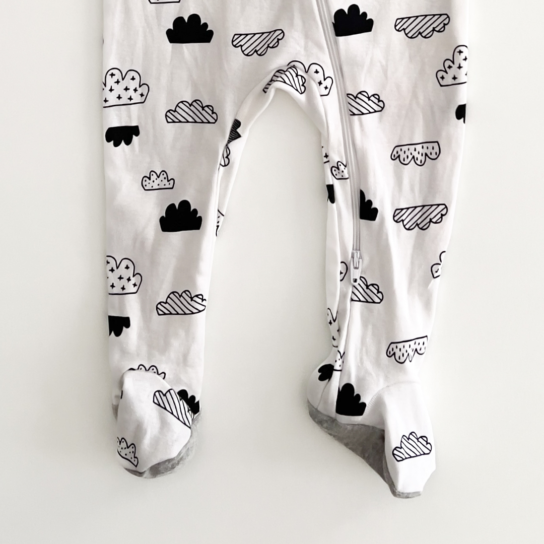 BLACK AND WHITE CLOUD PRINT SLEEPSUIT