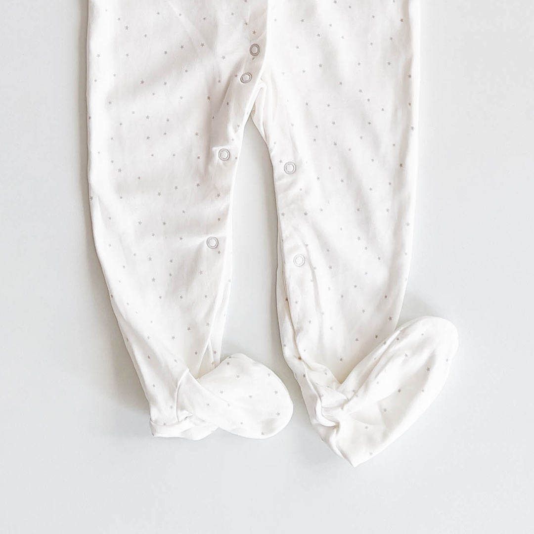WHITE STAR PATTERNED SLEEPSUIT