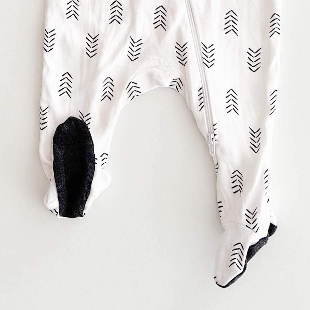 BLACK AND WHITE PRINTED SLEEPSUIT