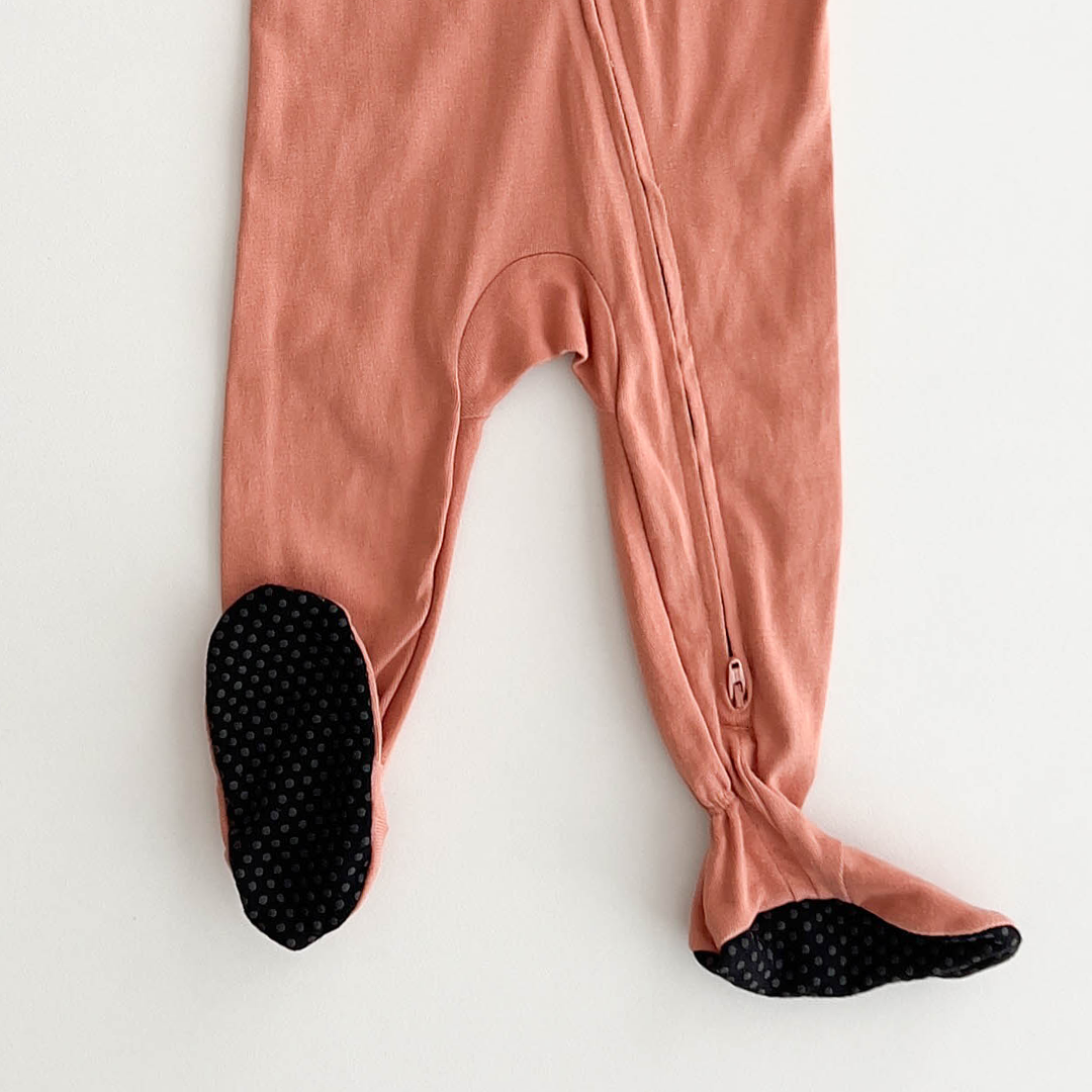 CINNAMON PLAIN SLEEPSUIT
