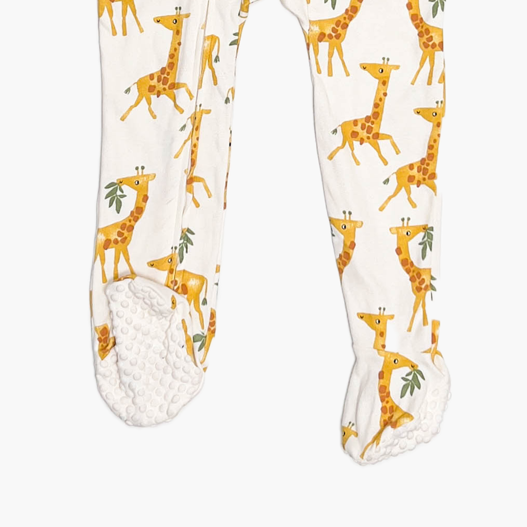 GIRAFFE PATTERNED SLEEPSUIT