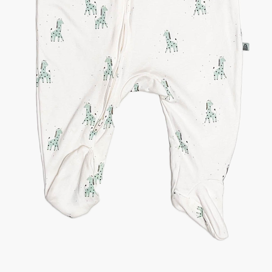 GIRAFFE PATTERNED ZIPPER SLEEPSUIT