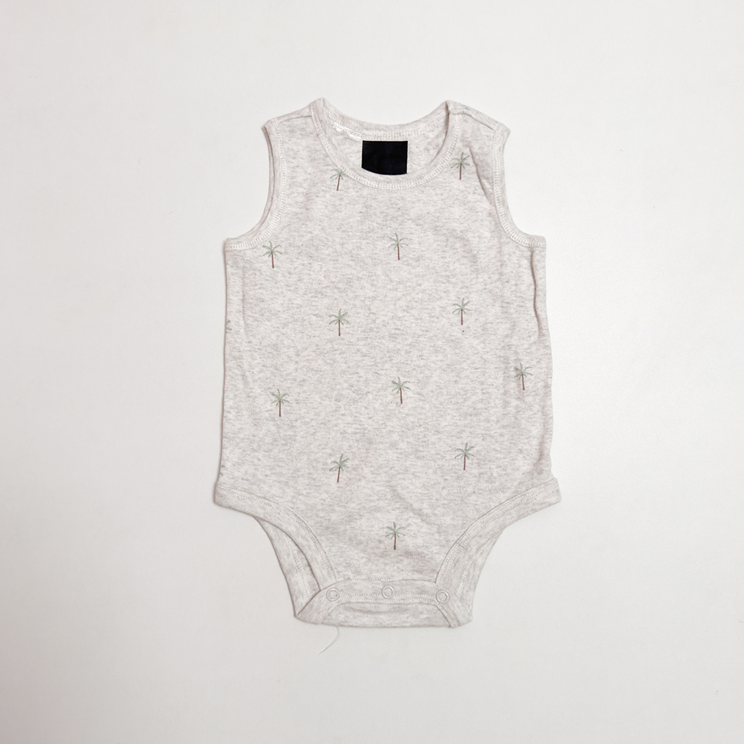 GREY SLEEVELESS PATTERNED ONESIE